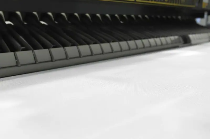 Gaines textiles blanches suspendues au plafond d’une zone de production agroalimentaire propre