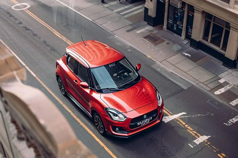 Une Suzuki Swift stationnée en ville, avec un siège auto installé à l’arrière et une poussette pliée près du coffre.