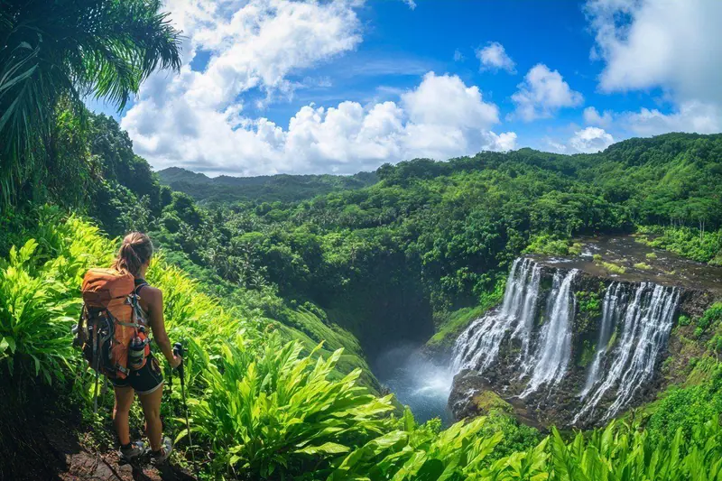 Une famille observe le lagon turquoise de l’île Maurice depuis un bateau à fond de verre